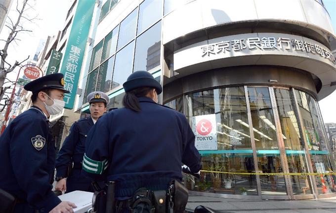 銀行強盗にカラーボール命中 逃走中に現行犯逮捕 上野