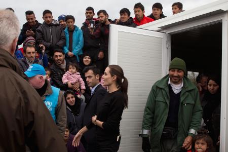 アンジー、難民を激励 ギリシャ訪問「強く生きて」