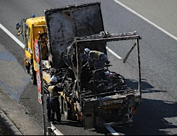 トンネルから出された事故車両の残骸