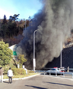山陽道トンネル事故 ２人死亡 ６７人けが