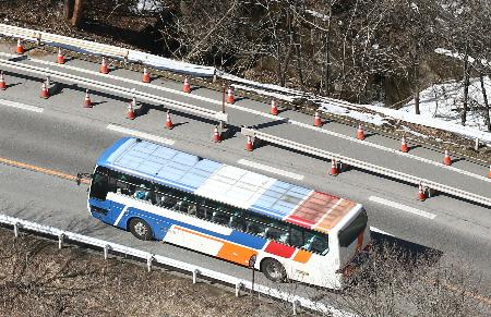 同型バス走らせ実況見分、軽井沢 - 転落事故で長野県警
