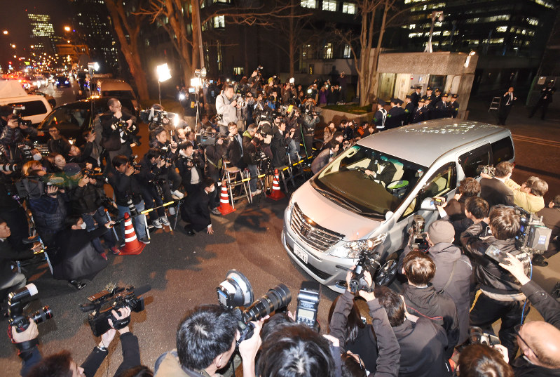 警視庁前報道２００人 謝罪コメント残し入院