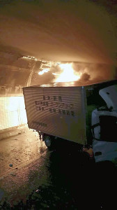 山陽道事故、渋滞後尾にトラック突入…数台大破 2016年03月18日 00時59分