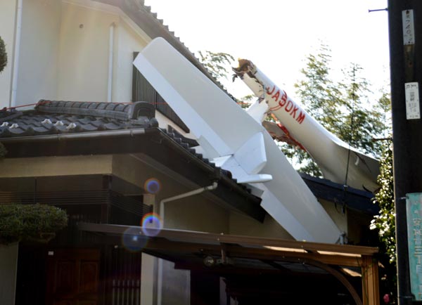 民家にグライダー墜落２人死亡 千葉、住民けがなし