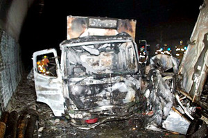 迫るトラック、減速しきれず追突か 広島トンネル事故