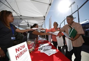 米新規失業保険申請、1週間で7000件増