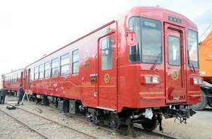 観光列車「ながら」、車両公開 岐阜県産の木で温かみ