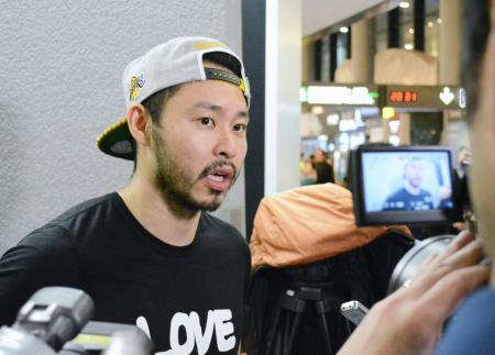 北島康介が帰国 仕上がり上々あるぞ５大会連続五輪