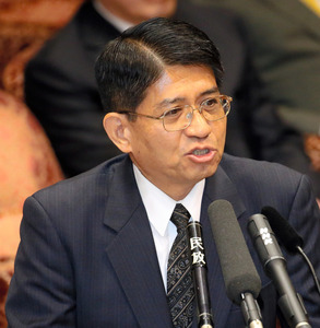 法制局長官、核使用「憲法ですべては禁止されていない」