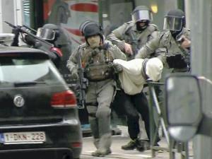 パリ同時テロ実行犯を逮捕、捜査進展の可能性 2016年03月19日 11時12分