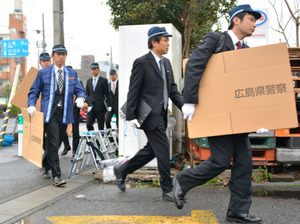 追突したトラック、死亡男性の車にめり込む 山陽道事故