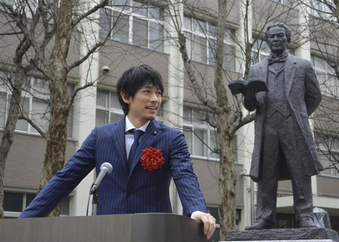 五代友厚像除幕式にディーン・フジオカさん、サプライズ登場