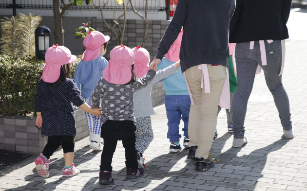 ４．９万人 厚労省認定の２倍 昨年４月