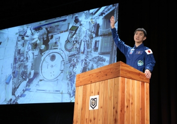 「宇宙から見た古里、懐かしい」 １２００人前に報告会 川上 ／長野