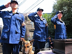 貢献に感謝、警察犬慰霊