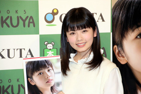 初写真集でスク水＆初ビキニに赤面 報道陣に「びっくりぽん！」