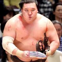 白鵬荒ぶり965勝 嘉風投げ落とし審判長直撃