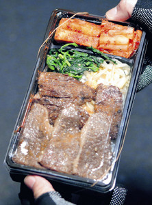 清原被告 張り込み報道陣に弁当差し入れ 高級焼き肉30個