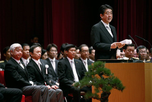 安保法施行「周到に準備」 首相、防衛大卒業式で訓示