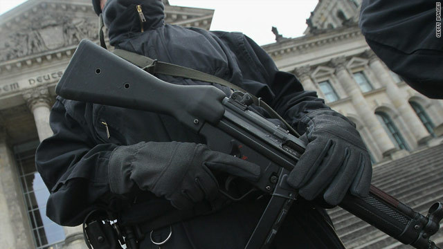 パリ同時テロ 新たな容疑者を特定、テロ再発に警戒も