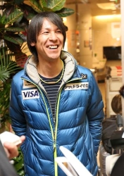 葛西紀明が帰国、オフは「娘をたくさん愛したい」