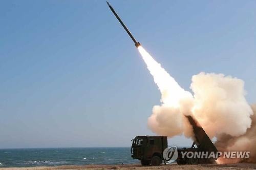 金正恩氏がロケット砲発射実験を視察
