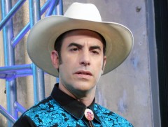 数十人のギャングに囲まれ撮影！サシャ・バロン・コーエンが明かす007並みのアクションが含まれた新作とは？