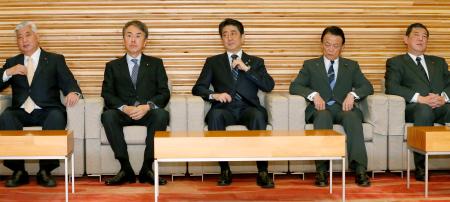 29日施行 平時、米艦防護先送り 参院選にらみ