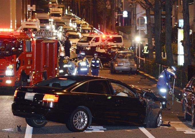 パトカーに追跡された車暴走、１人死亡５人けが 東京
