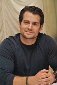 スーパーマン役に「慣れることはない」ヘンリー・カヴィル、バットマンとの溝を語る