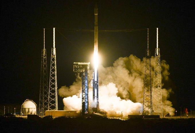 千葉工大、流星観測カメラ打ち上げ成功 ３度目の正直「勇気もらった」