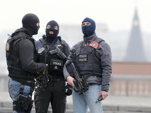 次のテロ起こす可能性、逃げた容疑者１人追う 2016年03月24日 23時23分