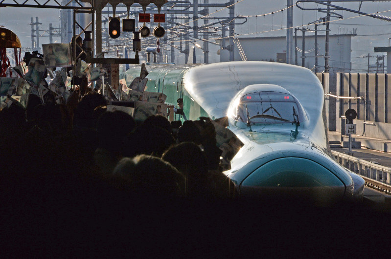 北海道新幹線:新青森−新函館北斗が開業 一番列車が出発