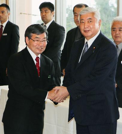 防衛相が沖縄訪問、名護市長との議論は平行線 2016年03月26日