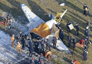 大阪・八尾空港で小型機が墜落・炎上、４人死亡 2016年03月27日 01時18分