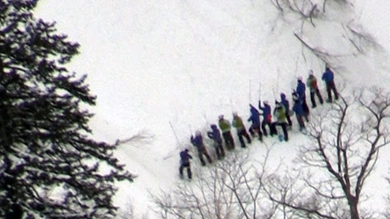 羊蹄山で雪崩 不明の男性、依然見つからず