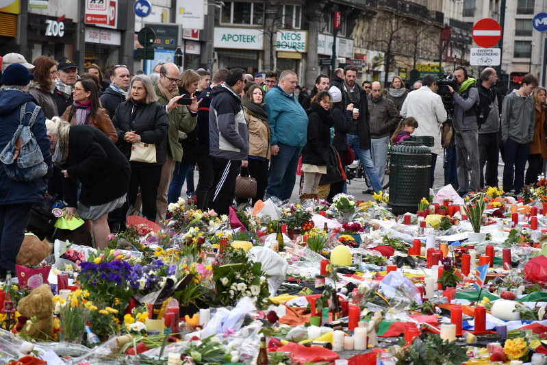 追悼の人波やまず…中止要請超えて集結