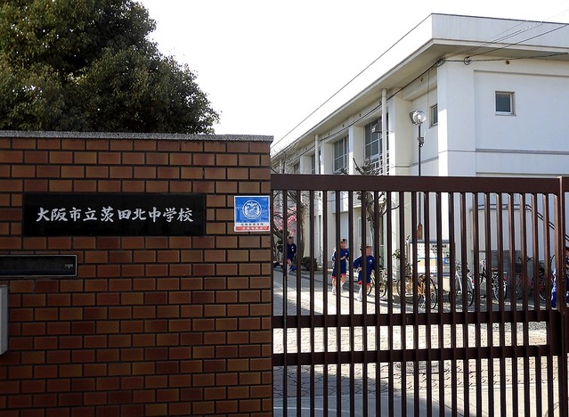 2人産め発言 校長月末で退職