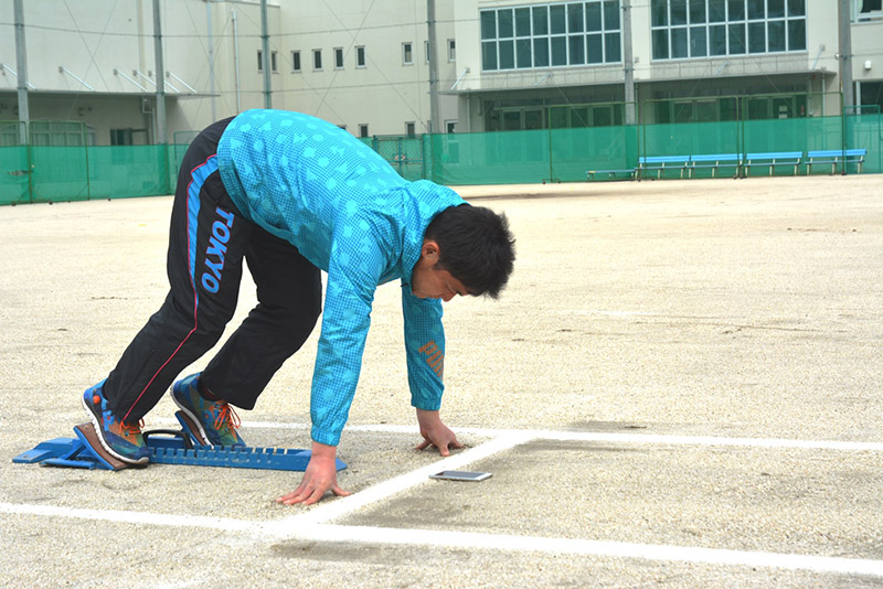 KDDI、聴覚障がい者向けの陸上競技スタート練習アプリ、スマホの表示でスタート時を伝える