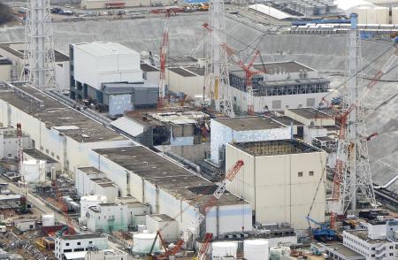 作業員の被ばく、事故前の６倍超 - 福島原発事故後５年間
