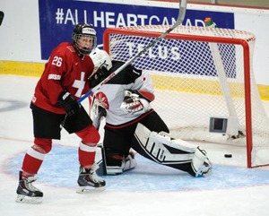アイスホッケー、日本は黒星発進 女子の世界選手権