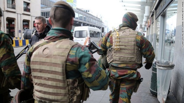 ベルギー連続テロの捜索続く 計８人を手配