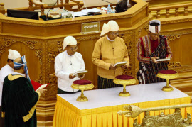 ミャンマーで新大統領就任式 半世紀ぶりの文民政権発足
