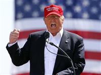 2月19日、米アリゾナ州での集会で演説するトランプ氏(AP)