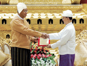 文民政権「スー・チー大統領」視野 ミャンマー新大統領が改憲宣言