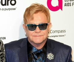 エルトン・ジョン、セクハラ疑惑を全面否定 元警護員が訴訟