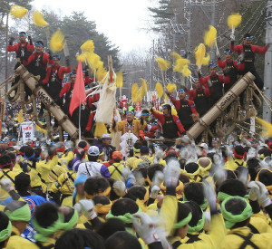 諏訪大社の御柱祭、巨木8本の「山出し」で開幕