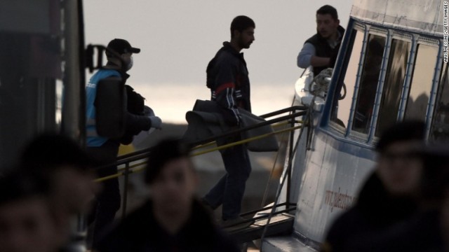 ギリシャ、トルコへの難民送還を開始