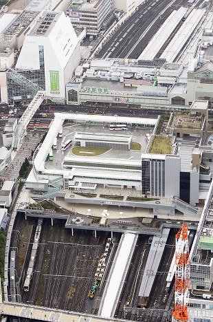 東京・新宿、バス玄関集約 利用者「便利になった」