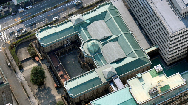 しぼむ物価上昇期待、日銀が見通し下げ検討 異次元緩和４年目